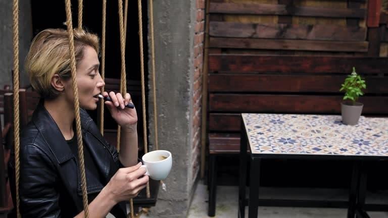 co obsahuje kouř z elektronické cigarety a jaké látky vdechujete při vapování