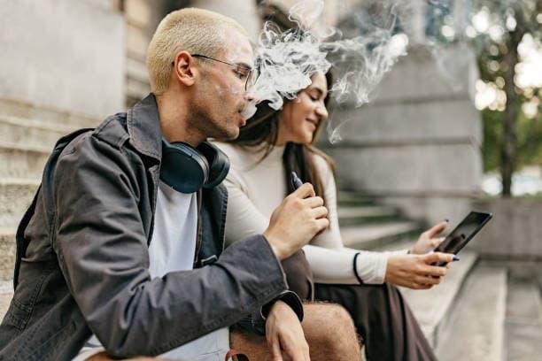 Američana zabila elektronická cigareta explodovala mu v ústech: šokující příběh a prevence před explodujícími elektronickými cigaretami