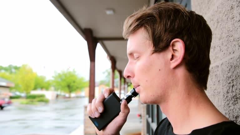 Aktuální průvodce 2026 kde koupit e cigaretu online i v kamenném obchodě, srovnání cen a recenze