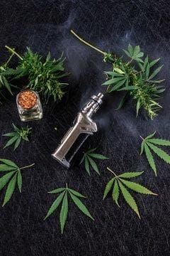 Co je alkohol do e-cigarety a jak ovlivňuje zařízení, chuť a zdraví