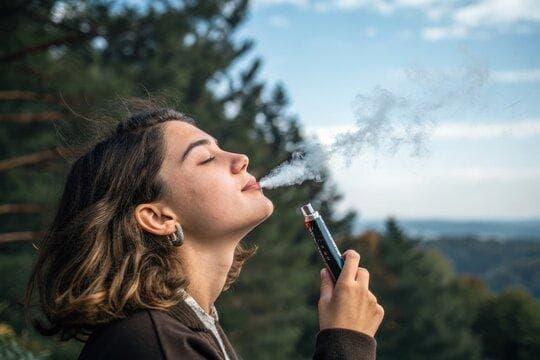 co obsahuje kouř z e cigarety přehled škodlivin, rizika pro zdraví a co ukazují odborné studie