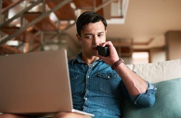 bolest v krku po koureni elektronicke cigarety - příčiny, jak zmírnit symptomy a kdy vyhledat lékaře